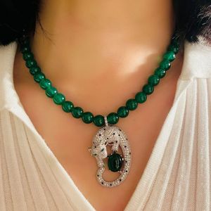 Colares Pingente Leopard Zircon Animal Forma Pantera Pérola Esmeralda Verde Ágata Red Beads Colar de Corrente para Mulheres Designer Jóias de Cobre 230828