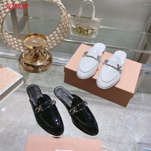 Chinelos Mulheres Mulas Sapatos Geniune Couro Preto e Branco Casual Corrente Redondo Toe Flat Diário Escritório Moda Primavera