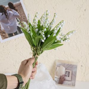 Dekorativa blommor 6 st/bukett konstgjorda flätade liljor av dal brud bukett färsk stil falska siden bröllop huvudbonad corsage set