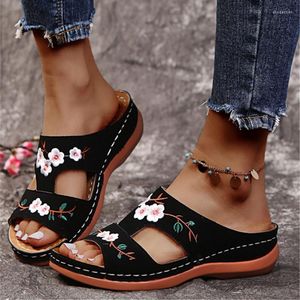 Slippers Summer Women Embroider Slipper Wedge Flower Pattern Female Sandals Flat Heel Stitching Ladies Shoes Beach Leisure Adult