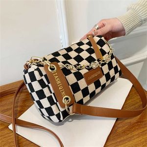 Utsökta kvällspåsar Personlig designväska för kvinnors strukturerade yllecheckerbräda Cross Body Bag Trend Autumn och Winter Casual Round Bucket Small 230828