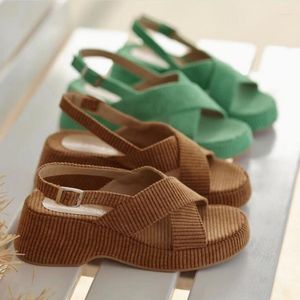 Talltor 2023 Kvinnor stor sommarstil Casual Tjock Sole Slouchy Slope Heel Suede Cross Handduk Sandaler