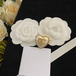 20style Mujeres de lujo Diseñador Marca Carta Broches 18K Chapado en oro Cristal Joyería de diamantes de imitación Broche de latón Perla Pin Casarse Accesorio de regalo de fiesta de boda