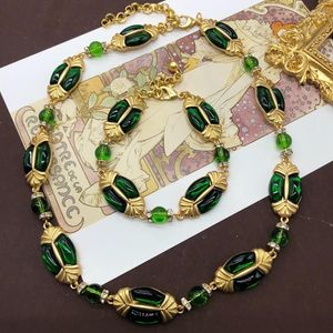 Серьги ожерелья устанавливают высококачественные модные ювелирные ювелирные украшения изумрудный стеклянный браслет с выреза