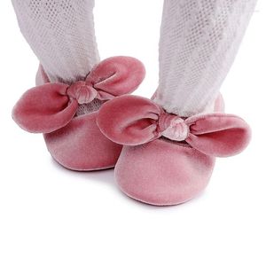 Pierwsze spacerowicze 1 para dziewczynki płaskie buty solidny kolor aksamitny Bowknot Non-Slip Soft Princess Sneakers 0-18 miesięcy dla dzieci