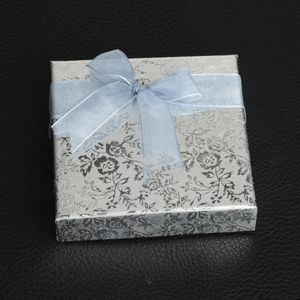 Wyświetl 18pcs/partia 9*9cm Silver Square Bow Paper Bransoletka Bransoletka Boletka Bejdia Pudełka papierowe Pudełka papierowe z Wstążką Opakowanie pudełka