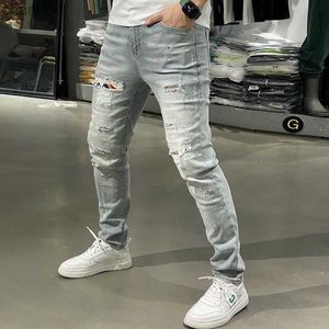 Designer-Boyfriend-Jeans für Herren, Vintage-Jeans mit gepatchten, zerrissenen Löchern, trendiger 90er-Jahre-Stil, dünne, blaue, verwaschene Denim-Hose im Used-Look, männlich HKD230829