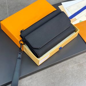 Projektantka czarna portfel dla mężczyzn kompaktowy i praktyczny Kluczowa torebka w eleganckiej czarnej skórze Aerogram jest idealna dla mężczyzn o klasycznych smakach