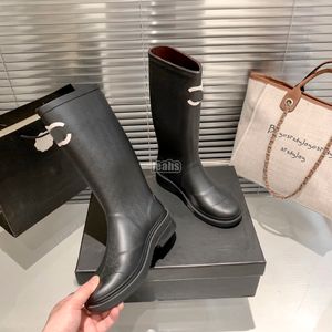 Flat boots des chaussures designer shoes Designer Luxury Long Waterproof rubber Genuine Calfskin Soft Midsoles Shoes make your legs look slimmer Size 35-40 Rainboot