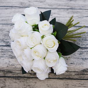 Ghirlande di fiori decorativi 18 teste / mazzo di rose fiori a mano decorazione di nozze artificiale decorazione della tavola della stanza flores da sposa fiori di seta artificiali per il bianco 230828