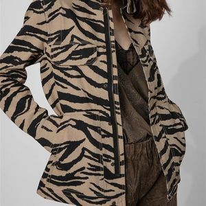 Womens Jacket Leopard Print Jacket Back Wing Letter Brodery Stand Collar Long Sleeve Tidig Autumn Ladies Coat Zipper Ytterkläder 230828