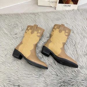 Nowe botki kowbojskie dla kobiet wskazane palce butów butów wytłaczanie zamszowych butów Midcalf Chunky Heel Boots