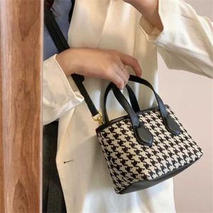 Exquisite Evening Bags Crowd Design Autumn winter Bag for Women Fashion Versatile Thousand Bird Grid Handheld Crossbody Small Mobile 230828