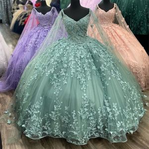 Luxury Glittering Sage Green Quinceanera Dresses V-ringning med kappan fjärilsspets födelsedagsfest prom Vestidos de 15 anos