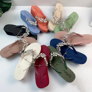 Terlik Kadınlar Konforlu Plaj Ayakkabıları Platformu Kama Slip Olmayan Sıradan Flip Flop Rhinestone Zincir Dekorasyon Yaz Düz CC49