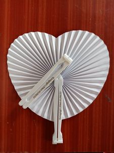 Andra evenemangsfest levererar anpassade vita fällbara pappersfläktar 20/30 stycken hjärtformade plasthandtag för bröllop souvenirpartier 230828