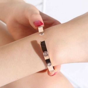 Designer Charme Titanium Stahl Rosegold Armband Frauen farblose INS Individuelle coole Stil kleiner Design -Mode -Netz rot einfach