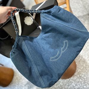 Snygga kvinnor denim axelväska stor kapacitet 33 cm shoppingväska klassisk broderi matelasse kedja crossbody väska retro underarmsäckar lyx tote med inre foder