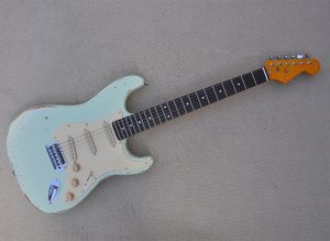 Hellblaue Relic-E-Gitarre mit anpassbaren SSS-Tonabnehmern aus Palisandergriffbrett