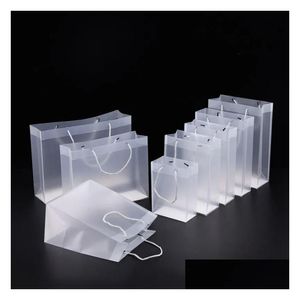 Gift Wrap 8 Storlek Frostade PVC -plastpåsar med handtag Vattentät transparent väska Clear Bag Party Gynnar Anpassad logotyp Drop Delivery DHRX5