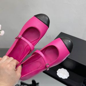 23SS lammskinn kvinnor klänningskor designer Mary Jane loafers balett sko retro runda tår justerbara fotled spänne pumpar fritid sko damer flip flops muls glider