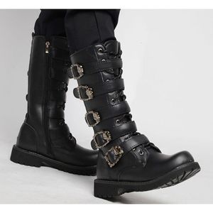 Botas de couro masculino botas de motocicleta botas militares cinto gótico botas punk sapatos masculinos ao ar livre botas militares táticas 230829