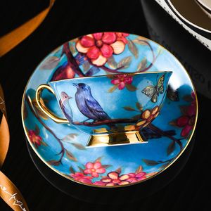 Kupalar İngiliz tarzı retro yüksek sınıf seramik kahve fincanı ve tabak porselen set çay klasik içecek hediyesi 230829
