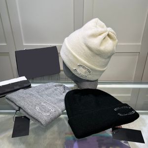 Designer clássico outono inverno estilo quente gorro chapéus homens e mulheres marca de moda dupla letra c universal boné de malha outono lã ao ar livre quente crânio bonés preto branco