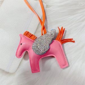 Lindo chaveiro pingente decoração para capa de telefone bolsas de marca de luxo cavalo de couro com caixa de logotipo presente para homem mulher 829 vermelho branco laranja preto roxo cores