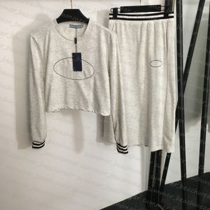 Kvinnor Tvådelt klänning Crew Neck Hoodie Fashion Split Long Kirt Designer broderade avslappnade klänningar