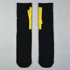 Erkek çorap tasarımcısı moda sokak kıyafeti kadın erkekler spor çorap çorap yüksek kaliteli pamuk all-mwch ok oku nefes alabilir siyah beyaz karıştırma futbol cm95