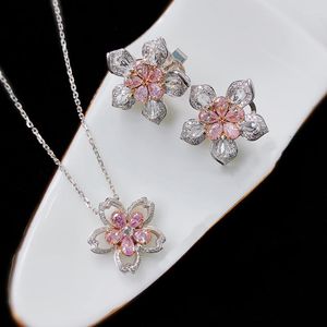 Smyckespåsar körsbärsblomningar på våren är fulla av diamanter och fem blommor. Rosa diamantuppsättning med öppen ringhänge örhängen halsband
