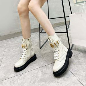 Martin Boots Boots Designer Gold Metal Buckle Decoration Cowskin Low Heel Lace Up Round Zip Zip Monolith with Woman Motorcycle777