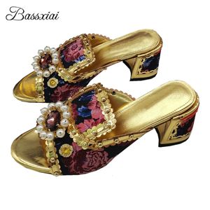 Sandaler Luxury Diamond Pearl Buckle Runway Mules for Girls Brodery Satin Med Heel Slingbacks Beading Women Summer 230830