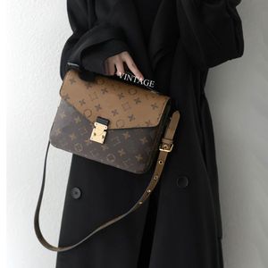Klasyczne designerskie torby na crossbody dla kobiet Najwyższa jakość skórzana moda bagietka krzyżowa torby komunikator