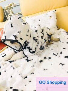 Partihandel Pet Autumn and Winter Pyjamas Three-Piece varm kostym Black and White Trendy Coral Velvet Soft Shirt Jarre Aero Teddy Corgi Clothes