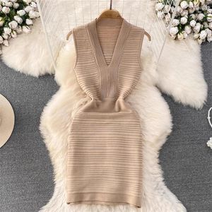 Casual Dresses Summer Retro Celebrity Temperament V-ringen Slim Liten BodyCon Short Dress Fashion Sexig damer inslagna höftstickade mini Z1818