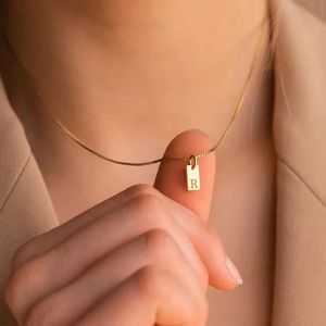 Pequeno quadrado carta inicial colares para mulheres banhado a ouro aço inoxidável gravado carta colar estética jóias de aniversário
