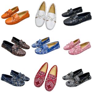 Bowties Damen-Hausschuhe, Luxus-Marken-Designer-Schuhe, Metall-Buchstaben-Freizeitschuhe, alte Blumen-Pumps, karierte Druck-Loafer, flache Fersen-Sandalen, rutschfeste Outdoor-Strandschuhe