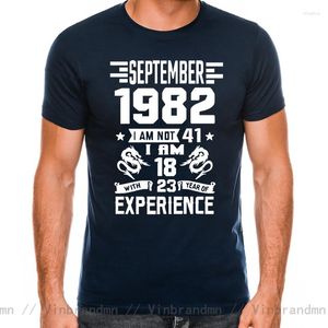 Мужские футболки T У меня 18 лет с 23 -летним опытом в 1982 году в ноябре, октябрь октябрь, декабрь, январь, февраль март, апрель, июль июль, 41 августа.