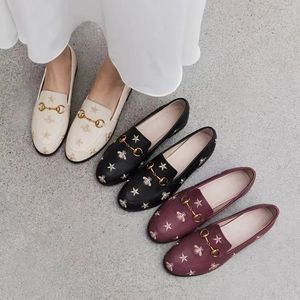 Femmes classiques Chaussures habillées plates 100% authentique peau de vache Boucle en métal Dame en cuir Chaussure décontractée Mules Princetown Hommes Imprimé Trample Lazy Slides Mocassins Grand