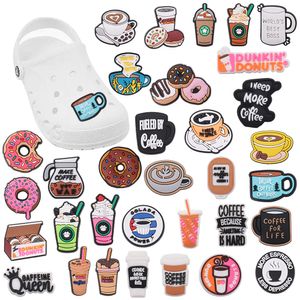 Partihandel 100st PVC Yummy Food Coffee Donuts Dricker Vuxna sandaler Sko spänne dekorationer för ryggsäck charms -täppa