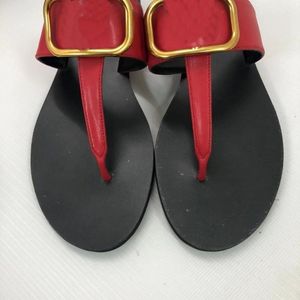 نساء مصممة عالية الجودة PU Sandals شقق جوفاء النمط المنخفض الكعب النعال الموضة النعال الفاخرة المطاط الصيف الوجه Flip