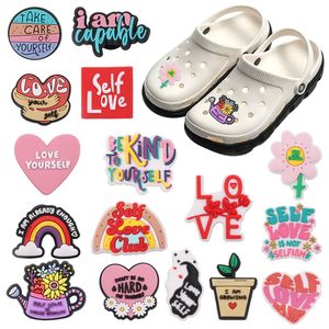 Großhandel 100 Stück PVC Self Love Club Passen Sie auf sich auf Sandalen Schnalle Schuh Charms Frau Dekorationen für Rucksack Knopf Clog