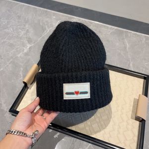 Projektant Autumn and Winter Woolen Hat Woolen Hat Top Quality, wiele stylów i kolorów maska ​​wysokiej jakości czapka czapka wysokiej jakości