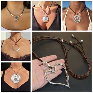 Anelli con campanella per ombelico Collana con pendente rotondo vintage stile etnico per le donne Cordoncino di cuoio con perline bohémien Festa di compleanno Gioielli Regali Moglie 230830