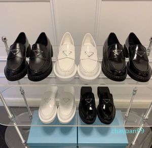 Designer kvinnor casual skor tjock botten växel märke triangel p loafers svart molnbust äkta läderskor ökar plattformen sneakers
