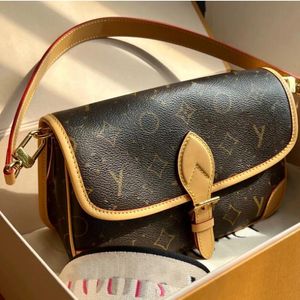 2023 New Designer Backpack, Leather Luxurious Vintage Diane Long Stick Tote Bag, Large Capacity Emed Letter Canvas, Original Box
