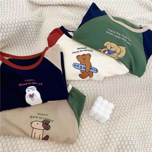 Hoodies tröjor långärmad t -skjorta vårens höst pojkar och flickor tecknad kontrast botten skjorta baby koreansk version söt mjuk bomullstopp 230830