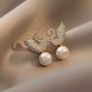 Świeże kolczyki żeńska koreańska wersja stadnina małego diamentu mini łabędź słodka biżuteria do uszu temperamentu dla zwierząt